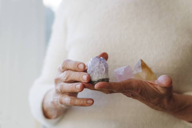 IMAGO Creative, Lifestyle, Esoterik gefährlicher Glaube Hands of senior woman holding crystal stones model released, Symbolfoto property released, OSF00218