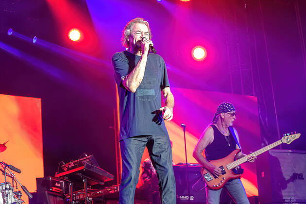 Loerrach Loerrach, Stimmen Festival 2022, 24 07 2022 from the left singer Ian Gillan, in the background on the right Roger Glover Deep Purple at the performance of the band on Thursday, 24 07 2022 at the Stimmen Festival The Stimmen Festival 2022 in Loerrach Copyright: xEibner-Pressefoto ThomasxHeßx EPS_THS