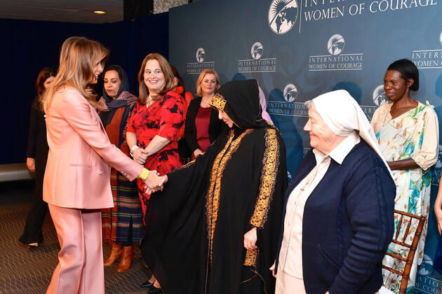 First Lady Melanie Trump shakes hands with Aliyah Khalaf Saleh of Iraq, as she greets the 2018 International Women of Courage (IWOC) awardees at the U.S. Department of State on March 23, 2018. The 2018 IWOC awardees are Roya Sadat of Afghanistan, Aura Elena Farfan of Guatemala, Dr. Julissa Villanueva of Honduras, Aliyah Khalaf Saleh of Iraq, Sister Maria Elena Berini of Italy (nominated by the U.S. Embassy to the Holy See), Aiman Umarova of Kazakhstan, Dr. Feride Rushiti of Kosovo, L™Malouma Said of Mauritania, Godelive Mukasarasi of Rwanda and Sirikan Charoensiri of Thailand. Now in its 12th year, the Secretary of State™s IWOC Award recognizes women around the globe who have demonstrated exceptional courage and leadership in advocating Copyright: xpiemagsx deptofstpie23052022-20400 !ACHTUNG AUFNAHMEDATUM GESCHÄTZT!
