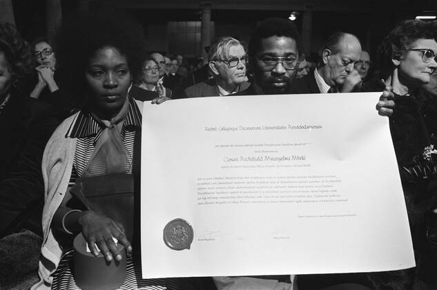 Anefo photo collection. Eredoctor Social Sciences for Sitting Freedom Warrior Govan Mbeki (Univ. Amsterdam) caught in South Africa. January 9, 1978. Amsterdam, South Africa Copyright: xpiemagsx pienatarchpart417102021-22698 !ACHTUNG AUFNAHMEDATUM GESCHÄTZT!