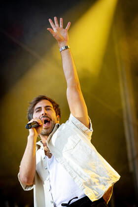 The singer songwriter Max Giesinger performs on Tuesday 26 07 22 in the castle Eyrichshof in Ebern district Haßberge in front of about 3000 visitors Copyright: HMBxMedia PattyxVarasano