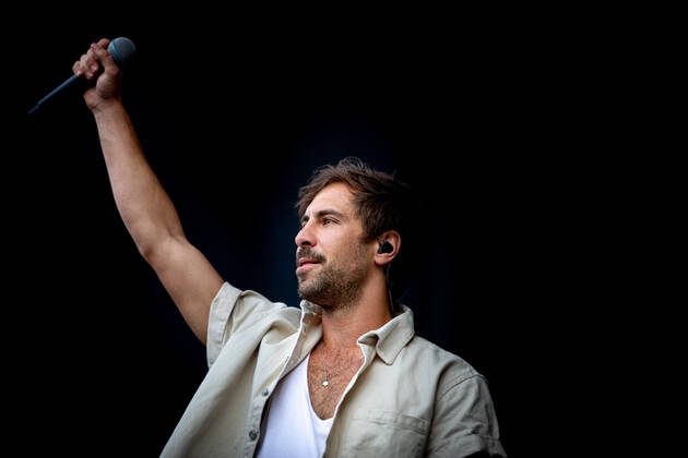 The singer songwriter Max Giesinger performs on Tuesday 26 07 22 in the castle Eyrichshof in Ebern district Haßberge in front of about 3000 visitors Copyright: HMBxMedia PattyxVarasano