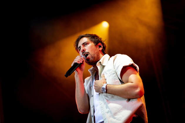 The singer songwriter Max Giesinger performs on Tuesday 26 07 22 in the castle Eyrichshof in Ebern district Haßberge in front of about 3000 visitors Copyright: HMBxMedia PattyxVarasano
