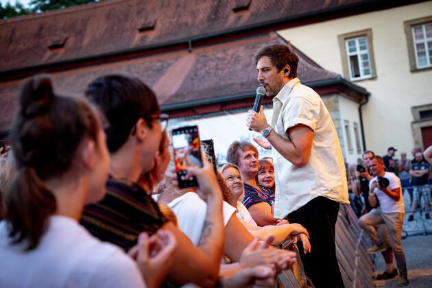 The singer songwriter Max Giesinger performs on Tuesday 26 07 22 in the castle Eyrichshof in Ebern district Haßberge in front of about 3000 visitors Copyright: HMBxMedia PattyxVarasano