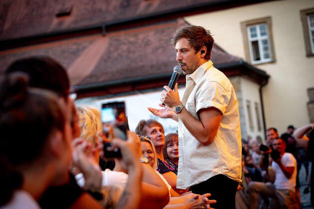 The singer songwriter Max Giesinger performs on Tuesday 26 07 22 in the castle Eyrichshof in Ebern district Haßberge in front of about 3000 visitors Copyright: HMBxMedia PattyxVarasano