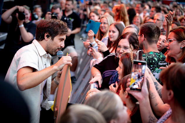 The singer songwriter Max Giesinger performs on Tuesday 26 07 22 in the castle Eyrichshof in Ebern district Haßberge in front of about 3000 visitors Copyright: HMBxMedia PattyxVarasano