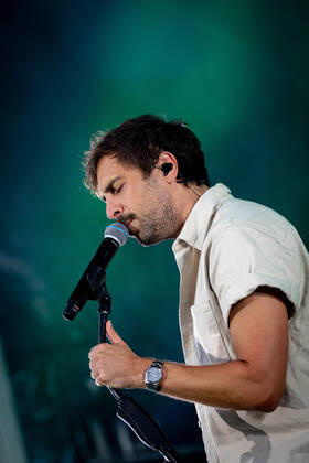 The singer songwriter Max Giesinger performs on Tuesday 26 07 22 in the castle Eyrichshof in Ebern district Haßberge in front of about 3000 visitors Copyright: HMBxMedia PattyxVarasano