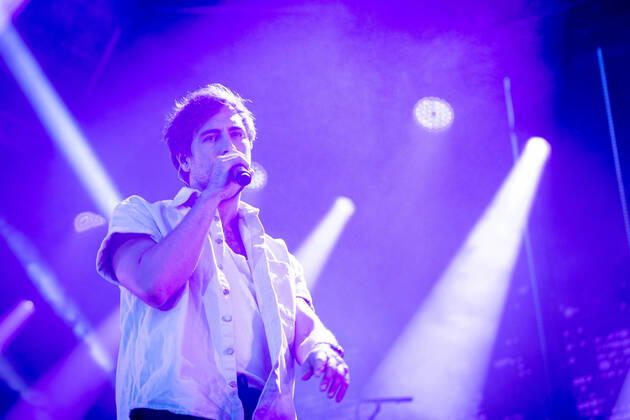 The singer songwriter Max Giesinger performs on Tuesday 26 07 22 in the castle Eyrichshof in Ebern district Haßberge in front of about 3000 visitors Copyright: HMBxMedia PattyxVarasano