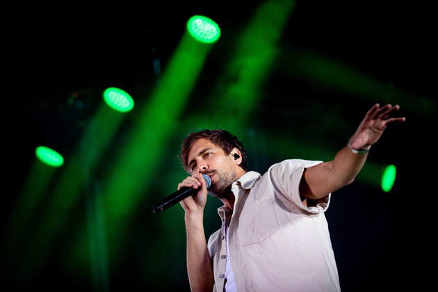 The singer songwriter Max Giesinger performs on Tuesday 26 07 22 in the castle Eyrichshof in Ebern district Haßberge in front of about 3000 visitors Copyright: HMBxMedia PattyxVarasano