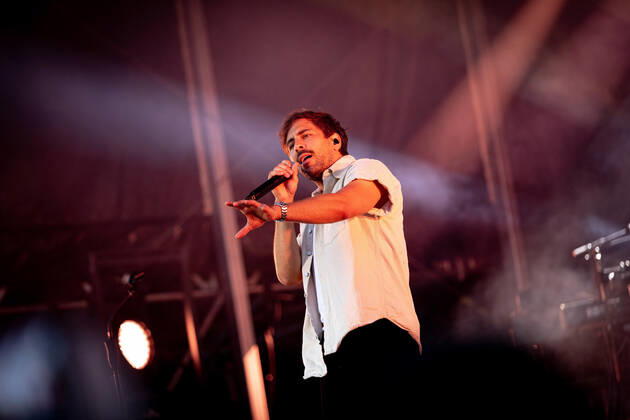 The singer songwriter Max Giesinger performs on Tuesday 26 07 22 in the castle Eyrichshof in Ebern district Haßberge in front of about 3000 visitors Copyright: HMBxMedia PattyxVarasano
