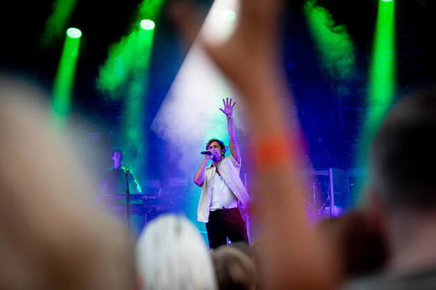 The singer songwriter Max Giesinger performs on Tuesday 26 07 22 in the castle Eyrichshof in Ebern district Haßberge in front of about 3000 visitors Copyright: HMBxMedia PattyxVarasano