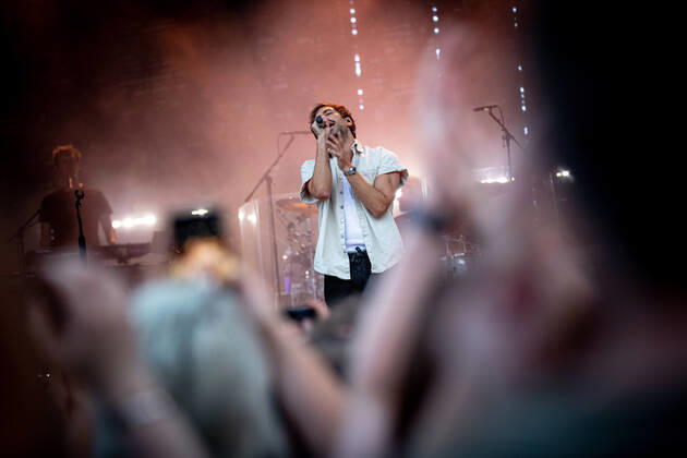 The singer songwriter Max Giesinger performs on Tuesday 26 07 22 in the castle Eyrichshof in Ebern district Haßberge in front of about 3000 visitors Copyright: HMBxMedia PattyxVarasano