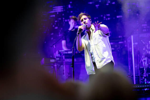 The singer songwriter Max Giesinger performs on Tuesday 26 07 22 in the castle Eyrichshof in Ebern district Haßberge in front of about 3000 visitors Copyright: HMBxMedia PattyxVarasano