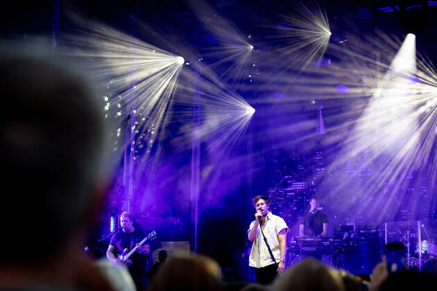 The singer songwriter Max Giesinger performs on Tuesday 26 07 22 in the castle Eyrichshof in Ebern district Haßberge in front of about 3000 visitors Copyright: HMBxMedia PattyxVarasano