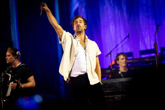 The singer songwriter Max Giesinger performs on Tuesday 26 07 22 in the castle Eyrichshof in Ebern district Haßberge in front of about 3000 visitors Copyright: HMBxMedia PattyxVarasano