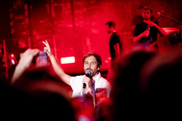 The singer songwriter Max Giesinger performs on Tuesday 26 07 22 in the castle Eyrichshof in Ebern district Haßberge in front of about 3000 visitors Copyright: HMBxMedia PattyxVarasano