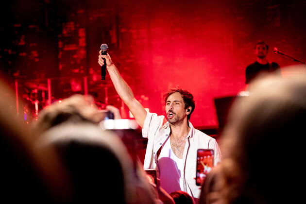 The singer songwriter Max Giesinger performs on Tuesday 26 07 22 in the castle Eyrichshof in Ebern district Haßberge in front of about 3000 visitors Copyright: HMBxMedia PattyxVarasano