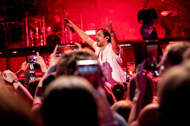 The singer songwriter Max Giesinger performs on Tuesday 26 07 22 in the castle Eyrichshof in Ebern district Haßberge in front of about 3000 visitors Copyright: HMBxMedia PattyxVarasano