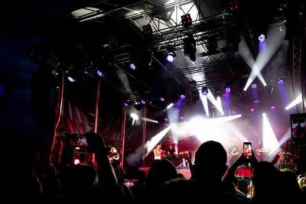 The singer songwriter Max Giesinger performs on Tuesday 26 07 22 in the castle Eyrichshof in Ebern district Haßberge in front of about 3000 visitors Copyright: HMBxMedia PattyxVarasano