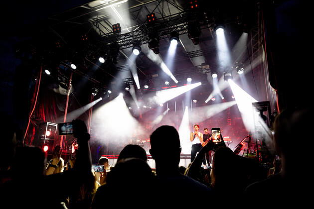 The singer songwriter Max Giesinger performs on Tuesday 26 07 22 in the castle Eyrichshof in Ebern district Haßberge in front of about 3000 visitors Copyright: HMBxMedia PattyxVarasano