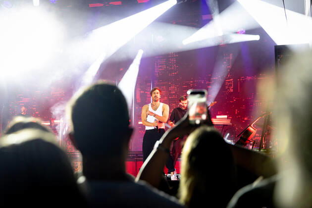 The singer songwriter Max Giesinger performs on Tuesday 26 07 22 in the castle Eyrichshof in Ebern district Haßberge in front of about 3000 visitors Copyright: HMBxMedia PattyxVarasano