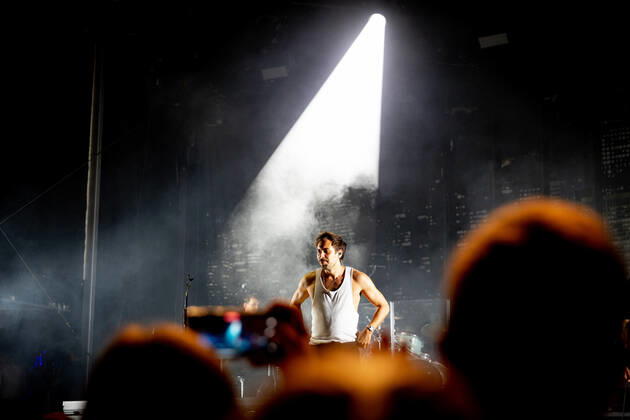 The singer songwriter Max Giesinger performs on Tuesday 26 07 22 in the castle Eyrichshof in Ebern district Haßberge in front of about 3000 visitors Copyright: HMBxMedia PattyxVarasano