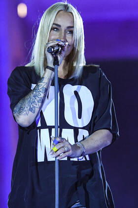 20 03 2022, xlakx, entertainment demo, Sound of Peace peace rally for Ukraine emspor, v l Sarah Connor at the rally and peace concert Sound Of Peace against the war in Ukraine at Brandenburg Gate Berlin.