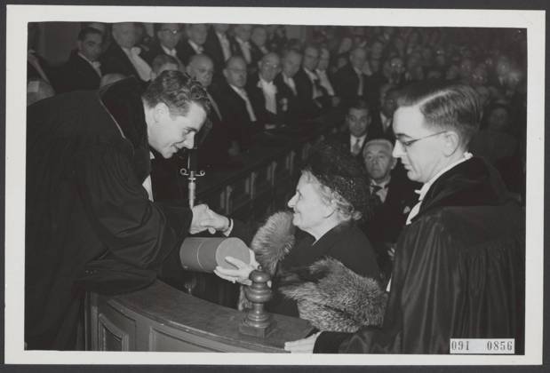 Elsevier photo collection. Ered doctorate for Maria Montessori from the municipal University of Amsterdam. The BUL is issued by Prof. W.G. VEGTING. In the public behind Mrs. Montessori former minister G. Bolkestein, who also received an honorary doctorate. September 18, 1950. Amsterdam, Noord-Holland Copyright: xpiemagsx pienatarchpart517102021-31110 !ACHTUNG AUFNAHMEDATUM GESCHÄTZT!