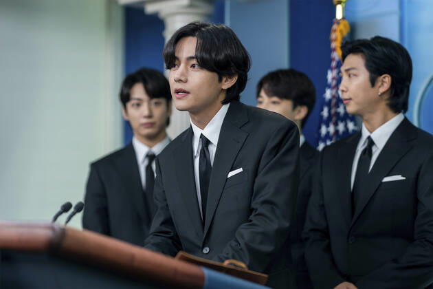 May 31, 2022, Washington, DC, United States of America: K-Pop band BTS member Kim Tae-hyung, known as V, joins White House Press Secretary Karine Jean-Pierre in the James S. Brady Press Briefing Room of the White House, May 31, 2022, in Washington, D.C. Washington United States of America - ZUMAp138 20220531_zaa_p138_040 Copyright: xErinxScott WhitexHousex