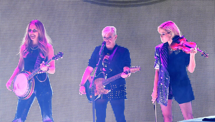 July 30, 2022, Mountain View, CA, USA: The Chicks - Emily Strayer, Natalie Maines and Martie Maguire perform at Shoreline Amphitheatre on July 30, 2022 in Mountain View, California. Mountain View USA - ZUMAs181 20220730_zea_s181_019 Copyright: xImagespacex