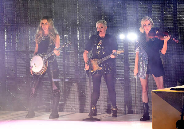 July 30, 2022, Mountain View, CA, USA: The Chicks - Emily Strayer, Natalie Maines and Martie Maguire perform at Shoreline Amphitheatre on July 30, 2022 in Mountain View, California. Mountain View USA - ZUMAs181 20220730_zea_s181_021 Copyright: xImagespacex