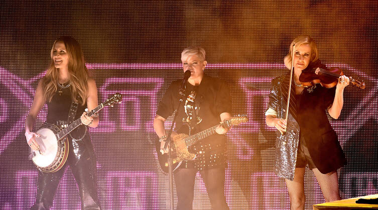 July 30, 2022, Mountain View, CA, USA: The Chicks - Emily Strayer, Natalie Maines and Martie Maguire perform at Shoreline Amphitheatre on July 30, 2022 in Mountain View, California. Mountain View USA - ZUMAs181 20220730_zea_s181_023 Copyright: xImagespacex
