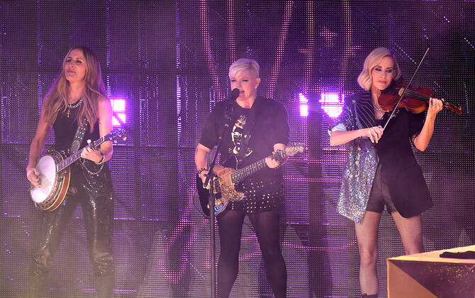 July 30, 2022, Mountain View, CA, USA: The Chicks - Emily Strayer, Natalie Maines and Martie Maguire perform at Shoreline Amphitheatre on July 30, 2022 in Mountain View, California. Mountain View USA - ZUMAs181 20220730_zea_s181_025 Copyright: xImagespacex