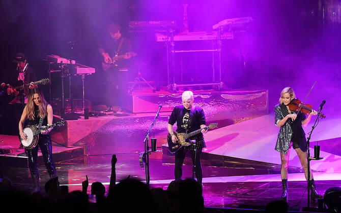 July 30, 2022, Mountain View, CA, USA: The Chicks - Emily Strayer, Natalie Maines and Martie Maguire perform at Shoreline Amphitheatre on July 30, 2022 in Mountain View, California. Mountain View USA - ZUMAs181 20220730_zea_s181_045 Copyright: xImagespacex