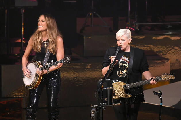 July 30, 2022, Mountain View, CA, USA: The Chicks - Emily Strayer, Natalie Maines perform at Shoreline Amphitheatre on July 30, 2022 in Mountain View, California. Mountain View USA - ZUMAs181 20220730_zea_s181_047 Copyright: xImagespacex