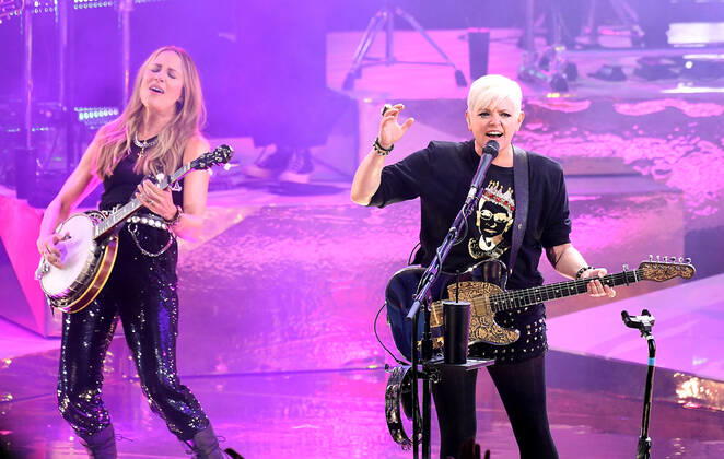 July 30, 2022, Mountain View, CA, USA: The Chicks - Emily Strayer, Natalie Maines perform at Shoreline Amphitheatre on July 30, 2022 in Mountain View, California. Mountain View USA - ZUMAs181 20220730_zea_s181_050 Copyright: xImagespacex