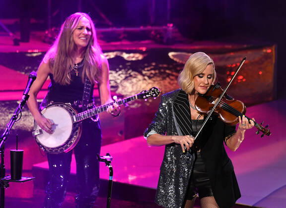 July 30, 2022, Mountain View, CA, USA: The Chicks - Emily Strayer and Martie Maguire perform at Shoreline Amphitheatre on July 30, 2022 in Mountain View, California. Mountain View USA - ZUMAs181 20220730_zea_s181_059 Copyright: xImagespacex
