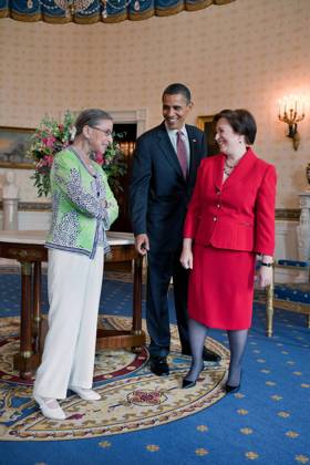 IMAGO ICONS: Ruth Bader Ginsburg Berühmte Feministinnen, Ruth Bader Ginsburg President Barack Obama visits with Supreme Court Justice Ruth Bader Ginsburg and newly confirmed Supreme Court Justice Elena Kagan in the Blue Room of the White House, prior to Kagan s confirmation reception in the East Room, Aug. 6, 2010. Copyright: xpiemagsx obama180221-2604 !ACHTUNG AUFNAHMEDATUM GESCHÄTZT!