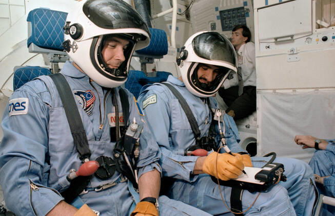S85-32002 (17 May 1985) --- The two payload specialists for 51G participate in a training exercise in the Shuttle mission simulation and training facility at the Johnson Space Center (JSC). Patrick Baudry, left, and Sultan Salman Abdelazize Al-Saud were briefed on the launch and entry phases of their upcoming flight. The photo was taken by Otis Imboden. Copyright: xpiemagsx piemagsspace-2552 !ACHTUNG AUFNAHMEDATUM GESCHÄTZT!