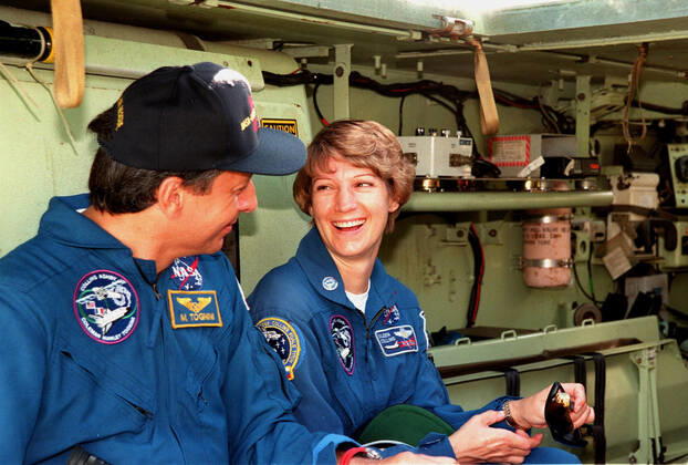 During emergency egress training inside an M-113 armored personnel carrier at the launch pad, Mission Specialist Michel Tognini of France and Commander Eileen M. Collins share a light moment. In preparation for their mission, the STS-93 crew are participating in Terminal Countdown Demonstration Test activities that also include a launch-day dress rehearsal culminating with a simulated main engine cut-off. Also at KSC are Pilot Jeffrey S. Ashby and Mission Specialists Steven A. Hawley (Ph.D.), and Catherine G. Coleman (Ph.D.). Collins is the first woman to serve as mission commander. Tognini represents the Centre National d Etudes Spatiales (CNES). The primary mission of STS-93 is the release of the Chandra X-ray Observatory, which will allo Copyright: xpiemagsx piemagsspace-10295 !ACHTUNG AUFNAHMEDATUM GESCHÄTZT!