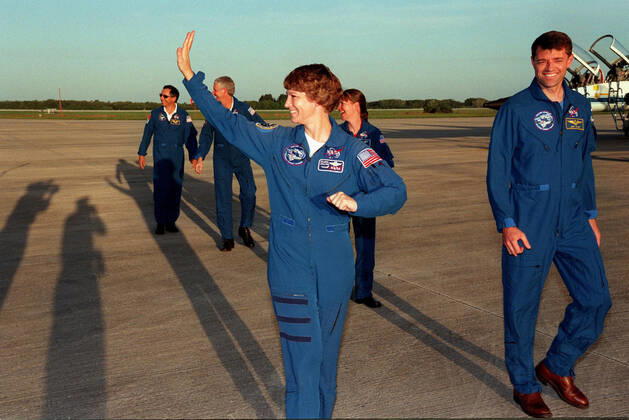 The STS-93 crew leave the Shuttle Landing Facility after answering questions for the media and posing for photographers, whose shadows stretch across the SLF. From left are Mission Specialists Michel Tognini of France, who is with the Centre National d Etudes Spatiales (CNES) and Steven A. Hawley (Ph.D.), Commander Eileen M. Collins (waving), Mission Specialist Catherine G. Cady Coleman (Ph.D.), and Pilot Jeffrey S. Ashby. The crew arrived at KSC for pre-launch activities. Collins is the first woman to serve as mission commander. The primary mission of STS-93 is the release of the Chandra X-ray Observatory, which will allow scientists from around the world to study some of the most distant, powerful and dynamic objects in the universe. Th Copyright: xpiemagsx piemagsspace-10455 !ACHTUNG AUFNAHMEDATUM GESCHÄTZT!