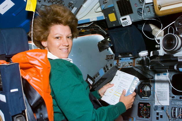 S93-E-5033 (23 July 1999) --- Astronaut Eileen M. Collins, mission commander, looks over a procedures checklist at the commander s station on the forward flight deck of the Space Shuttle Columbia on Flight Day 1. The most important event of this day was the deployment of the Chandra X-Ray Observatory, the world s most powerful X-Ray telescope. The photo was recorded with an electronic still camera (ESC). Copyright: xpiemagsx piemagsspace-10635 !ACHTUNG AUFNAHMEDATUM GESCHÄTZT!