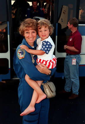 At the Skid Strip at the Cape Canaveral Air Station, Commander Eileen Collins and her daughter, Bridget Youngs, prepare to board an aircraft for their return flight to Houston following the completion of the STS-93 Space Shuttle mission. Landing occurred on runway 33 at KSC s Shuttle Landing Facility on July 27 with main gear touchdown at 11:20:35 p.m. EDT. The mission s primary objective was to deploy the Chandra X-ray Observatory, which will allow scientists from around the world to study some of the most distant, powerful and dynamic objects in the universe. This was the 95th flight in the Space Shuttle program and the 26th for Columbia. The landing was the 19th consecutive Shuttle landing in Florida and the 12th night landing in Shuttle Copyright: xpiemagsx piemagsspace-10686 !ACHTUNG AUFNAHMEDATUM GESCHÄTZT!