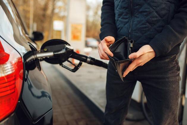  IMAGO Creative: Business, Inflation und Lieferketten Man with empty purse on gas station, fuel filling, Man with empty purse on gas station, fuel filling. Petrol fueling, gasoline or diesel refuel service, Man with empty purse on gas station, fuel filling. Petrol fueling, gasoline or diesel refuel service model released, Symbolfoto , 05.02.2020, Copyright: xNomadSoulx Panthermedia28068270.jpg