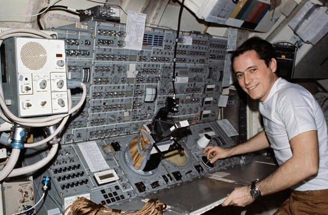 S74-17306 (5 Dec. 1973) --- Scientist-astronaut Edward G. Gibson, Skylab 4 science pilot, stands at the Apollo Telescope Mount (ATM) console in the Multiple Docking Adapter (MDA) of the Skylab space station cluster in Earth orbit. This picture was taken with a hand-held 35mm Nikon camera. The ATM console was one of the busiest areas of the space station during the 84-day third manned Skylab mission, as Comet Kohoutek and solar activity were closely followed by the ATM and monitored by the crewmen from the ATM console. As Gibson demonstrated during a television transmission on Dec. 5, 1973, the ATM console controls several instruments on the solar telescope. Joining Gibson for the record-setting Skylab 4 mission were astronauts Gerald P. Car Copyright: xpiemagsx piemagsspace-56688 !ACHTUNG AUFNAHMEDATUM GESCHÄTZT!