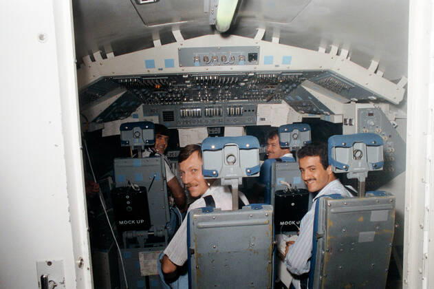 S85-31933 (17 May 1985) --- Four members of the STS 51-G crew participate in a training exercise in the shuttle mission simulation and training facility at the Johnson Space Center. Steven R. Nagel, left foreground, is a mission specialist for the flight, while Sultan Salman Abdelazize Al-Saud (right foreground) is a payload specialist. In the background are astronauts Daniel C. Brandenstein (left) in the commander s station and John O. Creighton in the pilot s position. Copyright: xpiemagsx piemagsspace-57192 !ACHTUNG AUFNAHMEDATUM GESCHÄTZT!