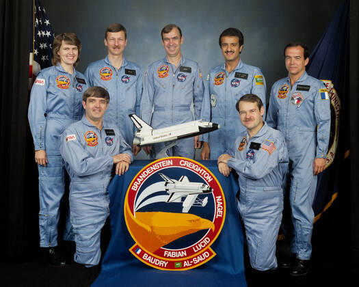 S85-32877 (20 May 1985) --- Seven 51-G crew members take a break from training and other preparations for their June flight aboard the Discovery to pose for a group photograph. Kneeling in front are astronauts Daniel C. Brandenstein (left) and John O. Creighton, commander and pilot, respectively. Astronauts Shannon W. Lucid, Steven R. Nagel and John M. Fabian, mission specialists (l.-r.) join Payload Specialists Sultan Salman Abdelazize Al-Saud (second right) and Patrick Baudry on the back row. Copyright: xpiemagsx piemagsspace-57542 !ACHTUNG AUFNAHMEDATUM GESCHÄTZT!