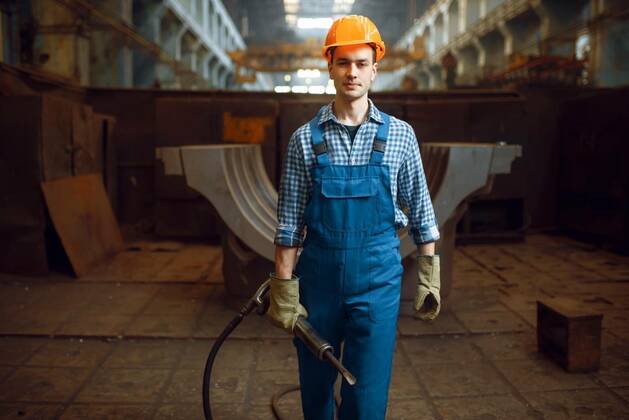 IMAGO Creative: Business, Inflation und Lieferketten Male worker holds pneumatic jackhammer on factory, Male worker in uniform and helmet holds pneumatic jackhammer on factory. Metalworking industry, industrial manufacturing of steel products, Male worker in uniform and helmet holds pneumatic jackhammer on factory. Metalworking industry, industrial manufacturing of steel products model released, Symbolfoto , 04.03.2020, Copyright: xNomadSoulx Panthermedia28177158.jpg