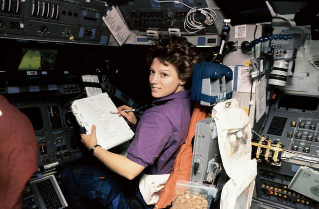 STS063-312-020 (3-11 Feb. 1995) --- Astronaut Eileen M. Collins, pilot, at the pilot s station during hotfiring procedure to clear leaking thruster prior to rendezvous with Russia s Mir Space Station. Others onboard the Space Shuttle Discovery were astronauts James D. Wetherbee, mission commander; Bernard A. Harris, Jr., payload commander; mission specialists C. Michael Foale and Janice E. Voss, and cosmonaut Vladimir G. Titov. This is one of 16 still photographs released by the NASA Johnson Space Center (JSC) Public Affairs Office (PAO) on February 14, 1995. Copyright: xpiemagsx piemagsspace-71161 !ACHTUNG AUFNAHMEDATUM GESCHÄTZT!
