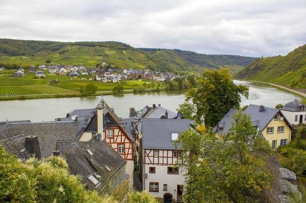 IMAGO Creative, Sommer, Weinfeste und Weinwanderungen Aerial view of the Moselle valley with vineyards and the villages Ellenz-Poltersdorf and Beilstein, Aerial view of the Moselle valley with vineyards, the river Moselle and the villages Ellenz-Poltersdorf and Beilstein, seen from castle Metternich in Beilstein, Rhineland-Palatinate, Germany., 22.03.2020 10:29:46, Copyright: xmiradrozdowskix Panthermedia28210637.jpg